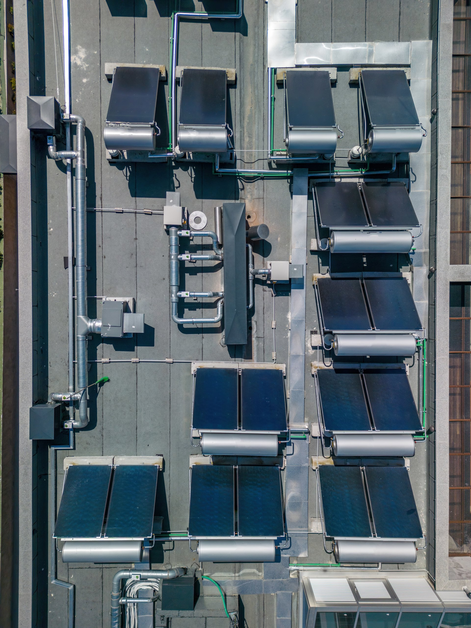 solarne kolektory na strechu pohlad z vrchu styk servis 